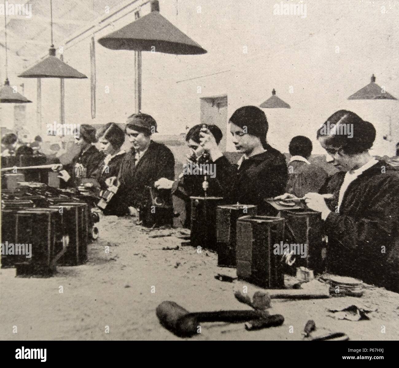 Donne che svolgono il lavoro di guerra. Assemblaggio di segnale navale; lampade Inghilterra durante la prima guerra mondiale 1916 Foto Stock