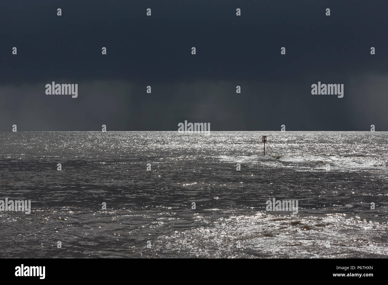 Indicatore di profondità in un mare in tempesta di avvertimento di pericolo. Foto Stock