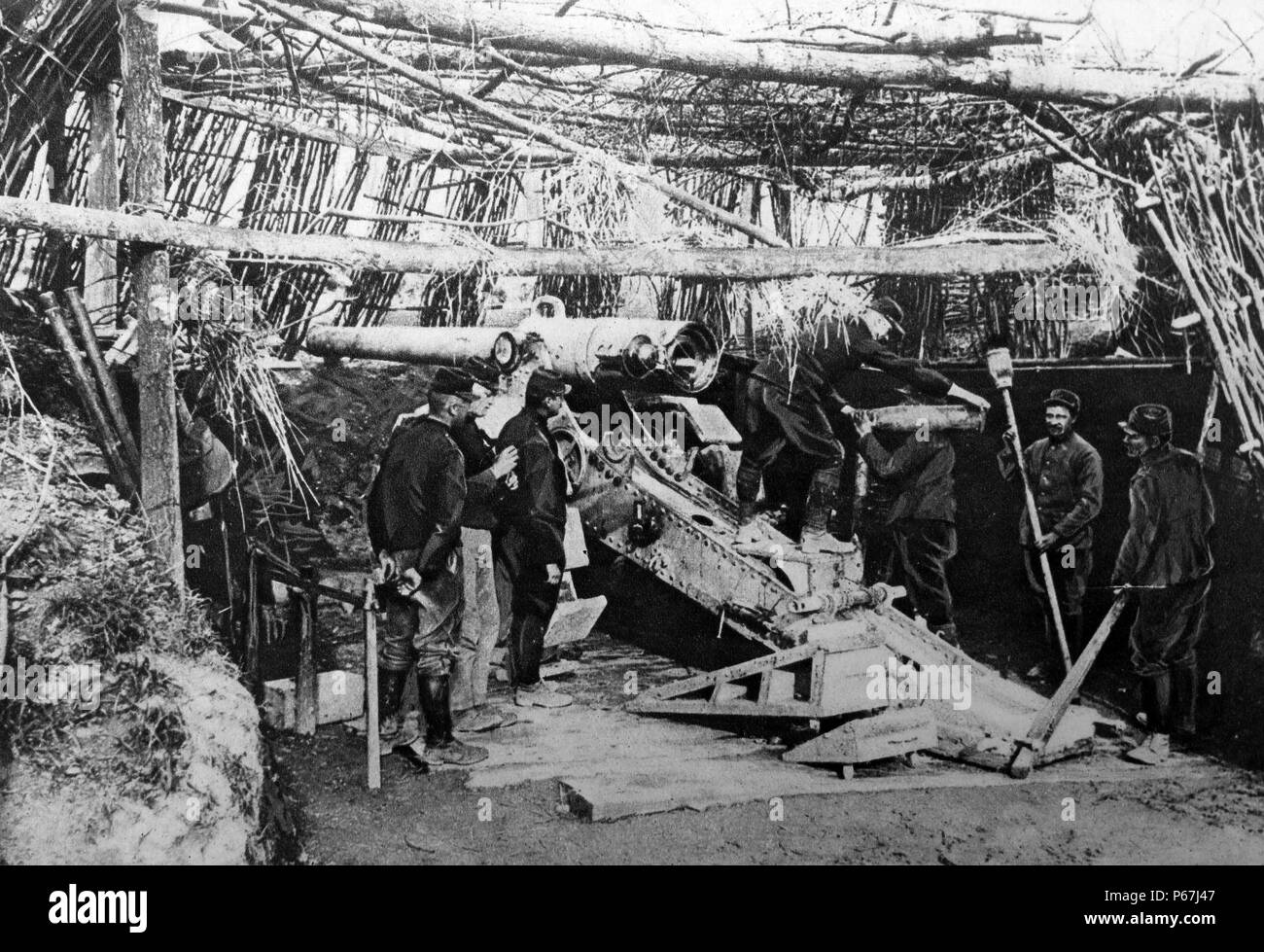 Soldati francesi in corrispondenza di una postazione di artiglieria; durante la prima guerra mondiale 1915 Foto Stock