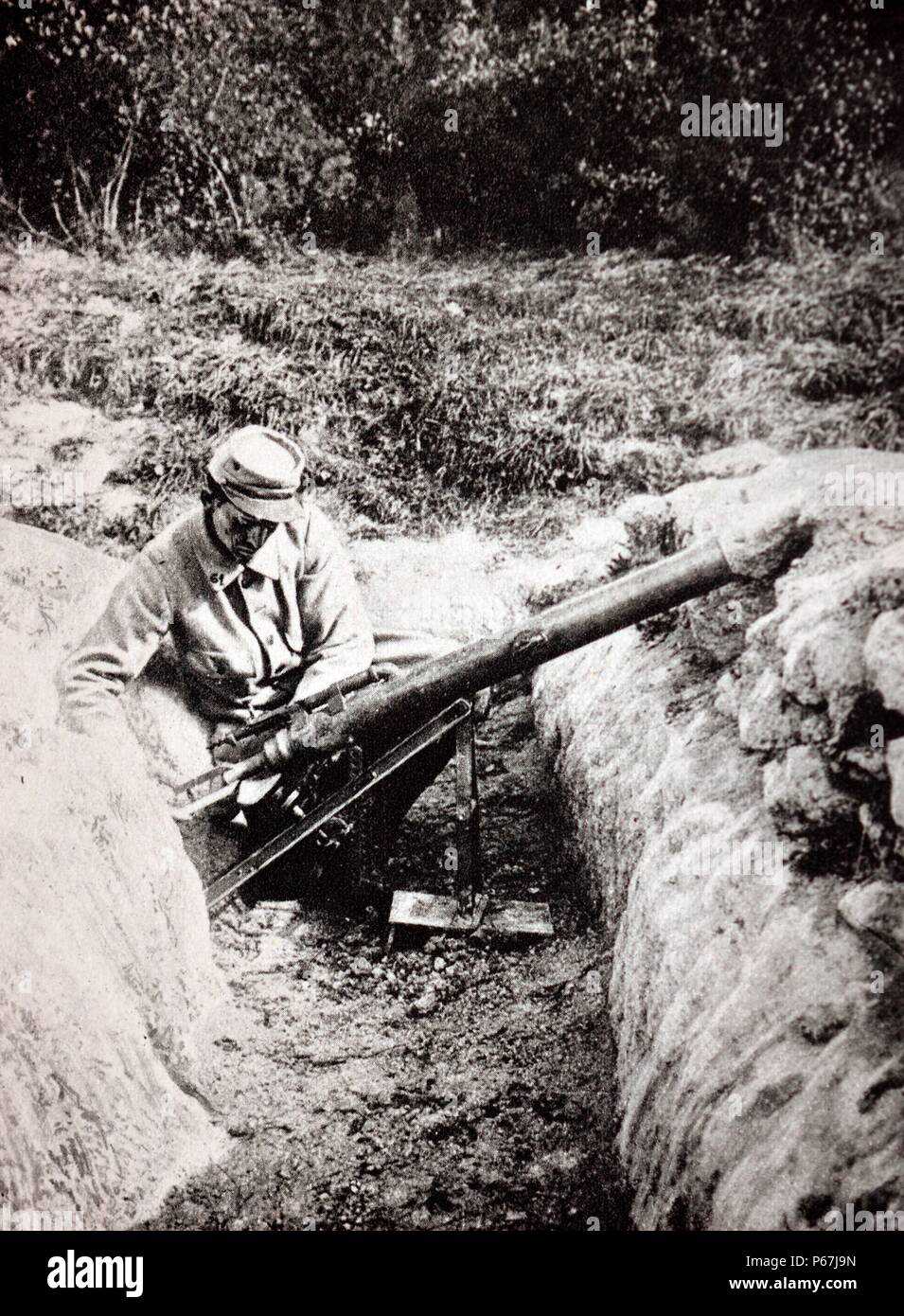 Soldato francese con un arma di artiglieria in trincea durante la Prima guerra mondiale Foto Stock