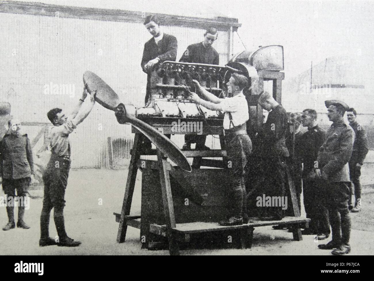 Royal Flying Corps assemblare aeromobili a Farnborough; Inghilterra durante la prima guerra mondiale 1917 Foto Stock