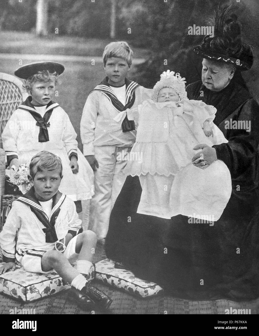 Fotografia della regina Victoria (1819-1901) e il suo grande Grand-Children. Nella foto con lei è il Principe del Galles; la principessa reale il duca di York e il duca di Gloucester. Datata 1898 Foto Stock