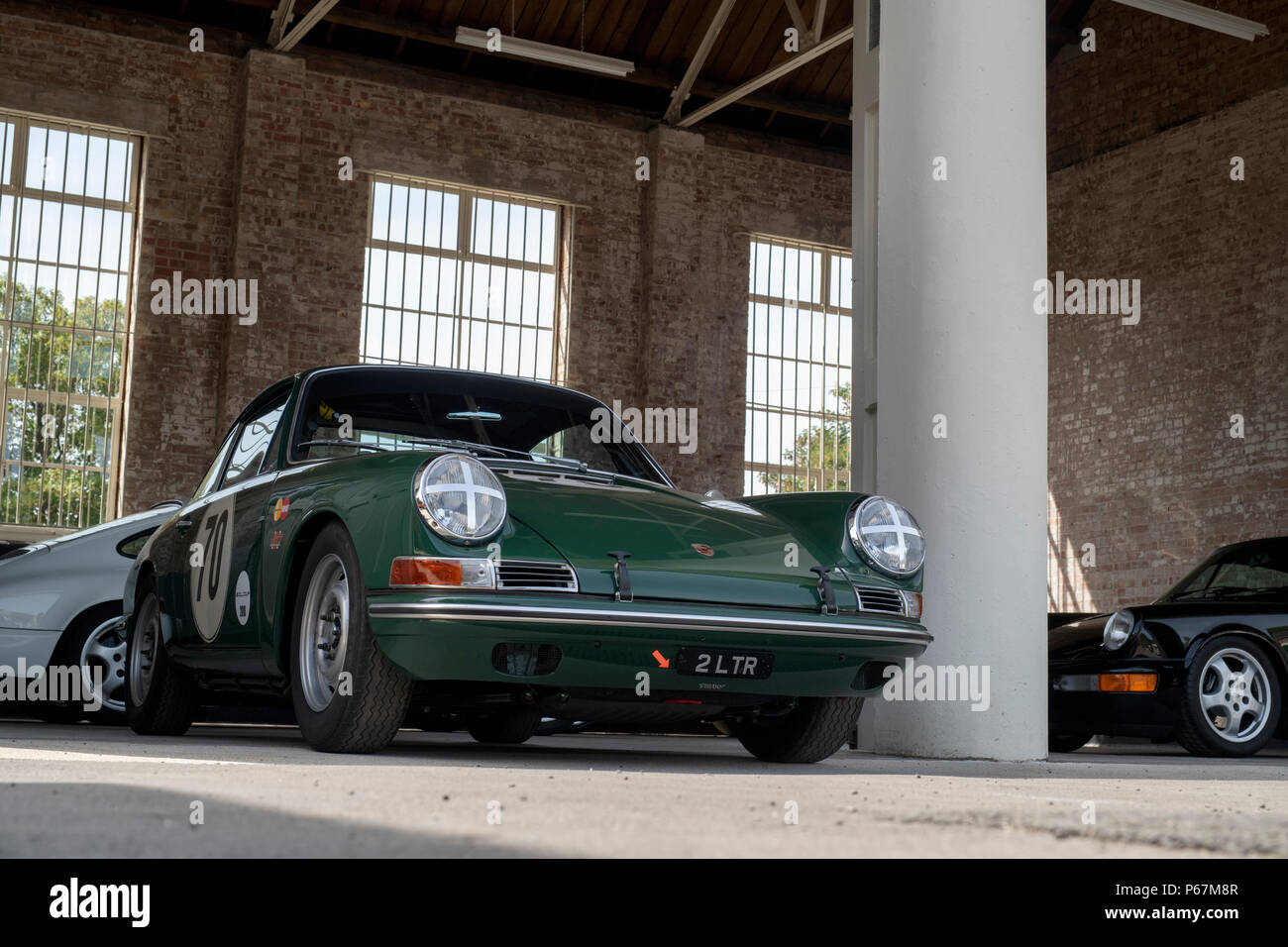 Attività sportiva Porsche auto in garage a Bicester Heritage Centre. Bicester, Oxfordshire, Inghilterra Foto Stock