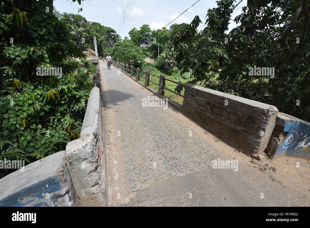 Ponte tra rive Kaushiki o Kana-Damodar a Rajarghat, Garh Bhabanipur del blocco Udaynarayanpur, quella di Howrah distretto, Bengala Occidentale Foto Stock