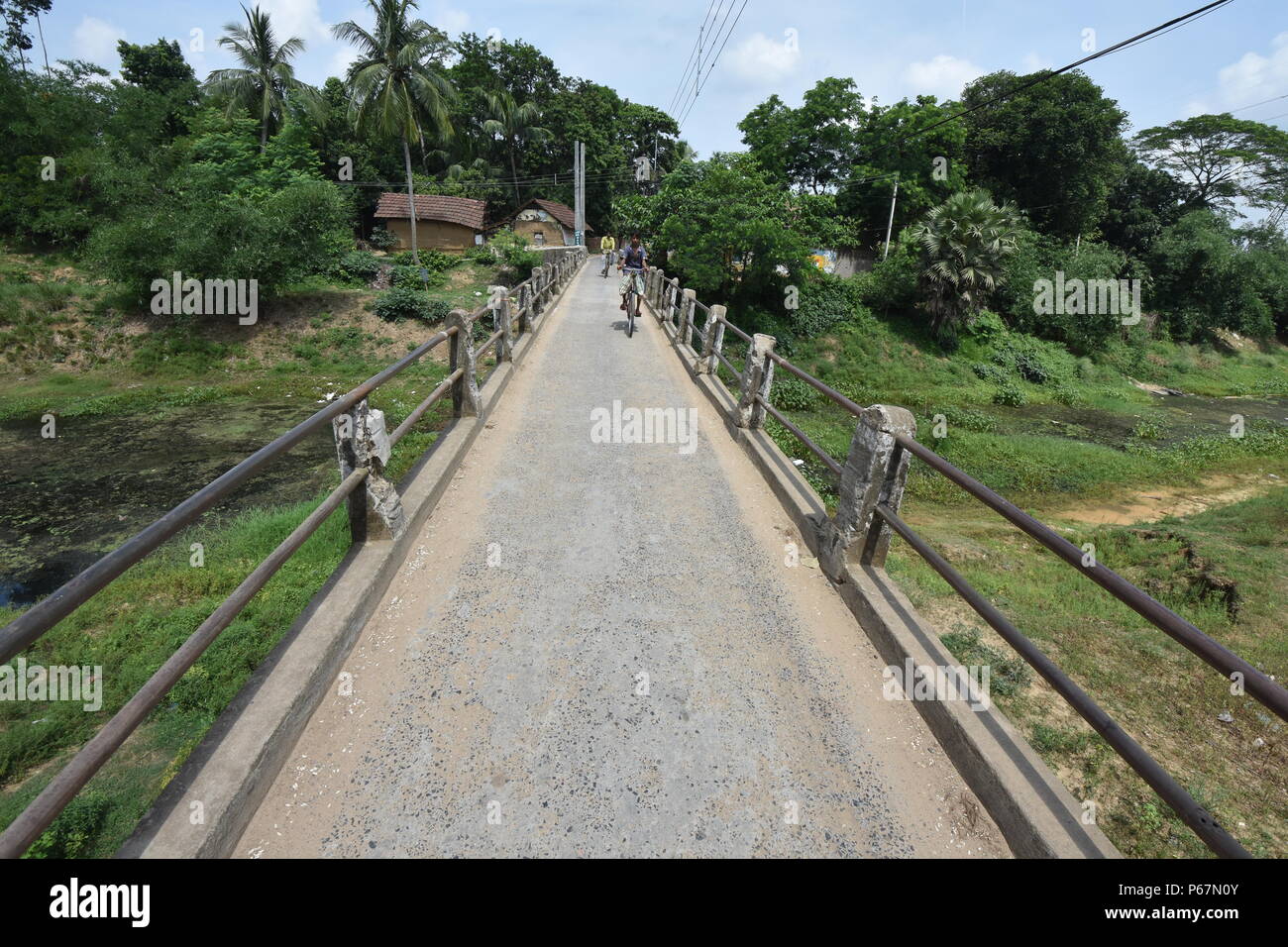 Ponte tra rive Kaushiki o Kana-Damodar a Rajarghat, Garh Bhabanipur del blocco Udaynarayanpur, quella di Howrah distretto, Bengala Occidentale Foto Stock