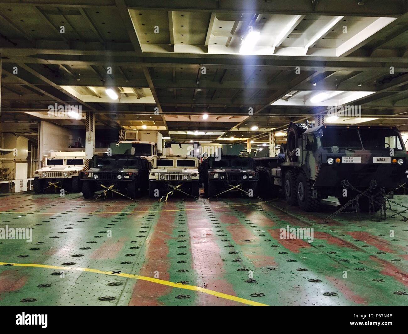 Stati Uniti La riserva di esercito Humvees e una pesante Mobilità Estesa Tactical Carrello appartenenti al 364 Expeditionary supporto comando sono legate in basso sull'arco integrità nave da trasporto sulla strada per il porto di Stettino, Polonia, 23 Aprile in preparazione per esercitare Anakonda 16. La 364 è più grandi DEGLI STATI UNITI La riserva di esercito di partecipanti potenziali nella Anakonda 16, un polacco-led, multinazionale comune esercizio svolge in tutta la Polonia da Giugno 7-17. L'esercizio prevede più di 25.000 partecipanti provenienti da 24 nazioni è il principale evento di formazione per gli Stati Uniti Esercito in Europa e i nostri partner alleati. L'ARCO Int Foto Stock