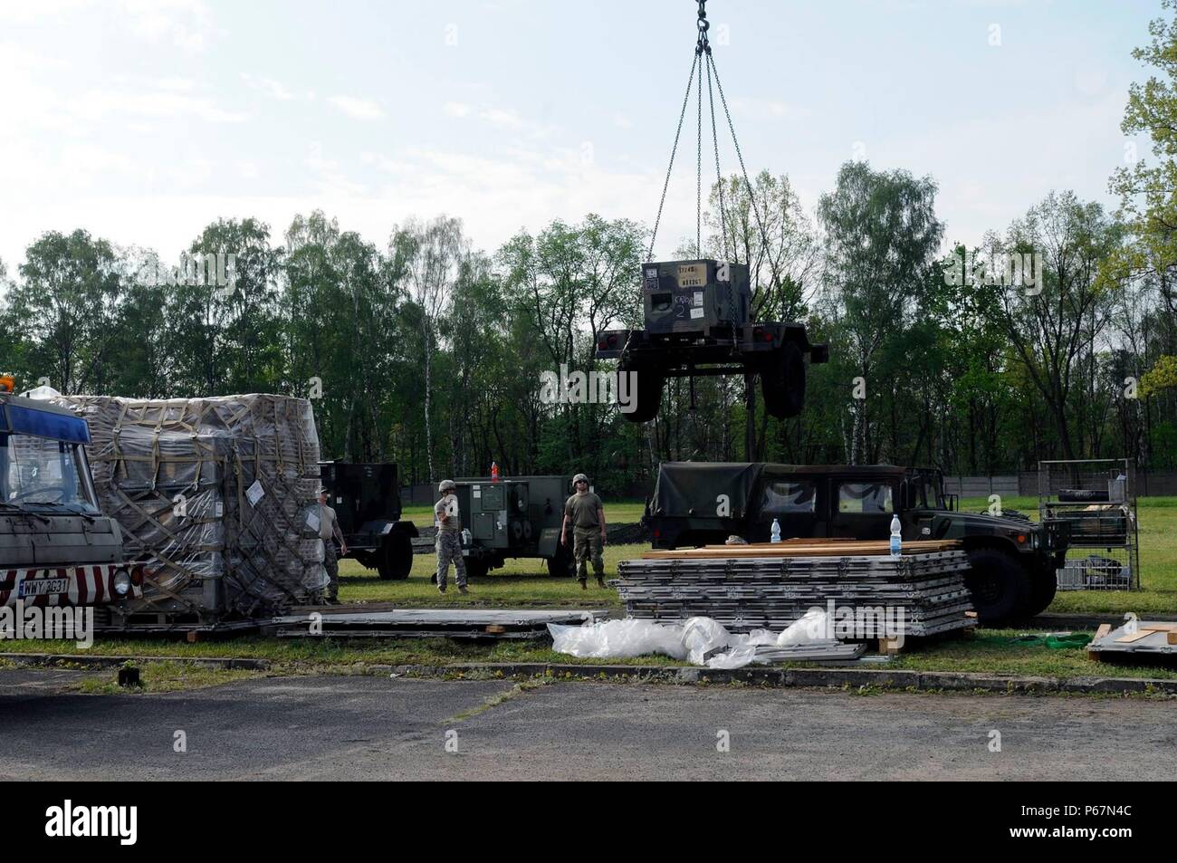 Stati Uniti La riserva di esercito di soldati con la 364 Expeditionary supporto comando impostare le loro operazioni tattiche centro vicino Varsavia, Polonia, 13 maggio nella preparazione di esercizio Anakonda 16. La 364 è più grandi DEGLI STATI UNITI La riserva di esercito di partecipanti potenziali nella Anakonda 16, un polacco-led, multinazionale comune esercizio svolge in tutta la Polonia da Giugno 7-17. L'esercizio prevede più di 25.000 partecipanti provenienti da 24 nazioni è il principale evento di formazione per gli Stati Uniti Esercito in Europa e i nostri partner alleati. (U.S. Esercito foto di magg. Marvin Baker/364 Expeditionary supporto comando) (rilasciato) Foto Stock