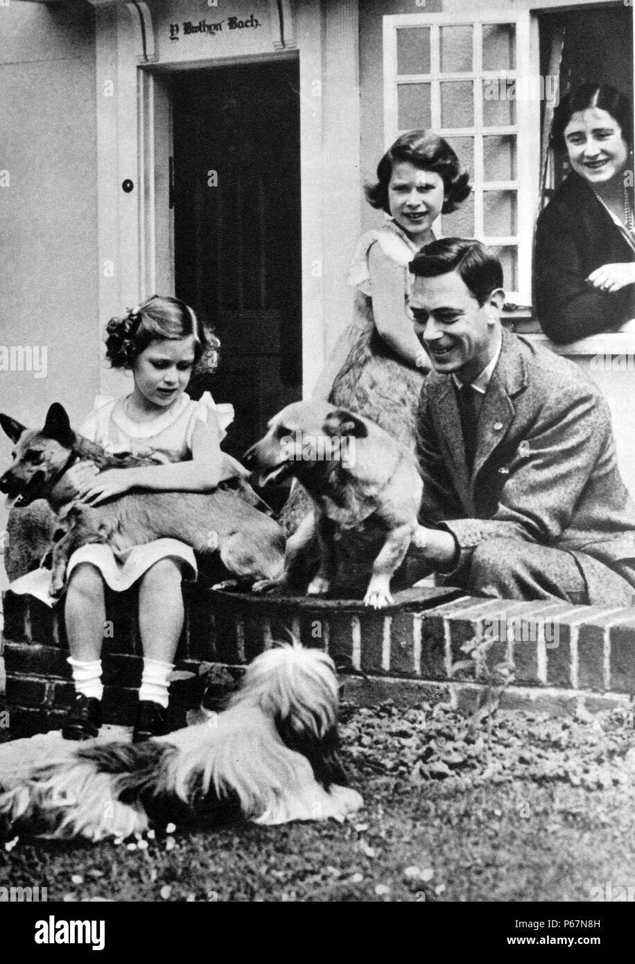 La famiglia reale con i loro cani. L'immagine mostra il Duca e la duchessa di York (più tardi Re Giorgio VI e la Regina Elisabetta) con entrambe le figlie, la Principessa Elisabetta e la principessa Margaret. Foto Stock