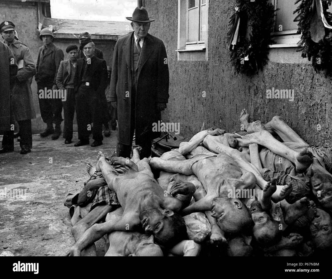 Kentucky il senatore Alben W. Barkley visitare campo di concentramento tedesco. La foto mostra il senatore si fermò davanti a un mucchio di corpi morti a Buchenwald Campo di Concentramento, 1945. Foto Stock