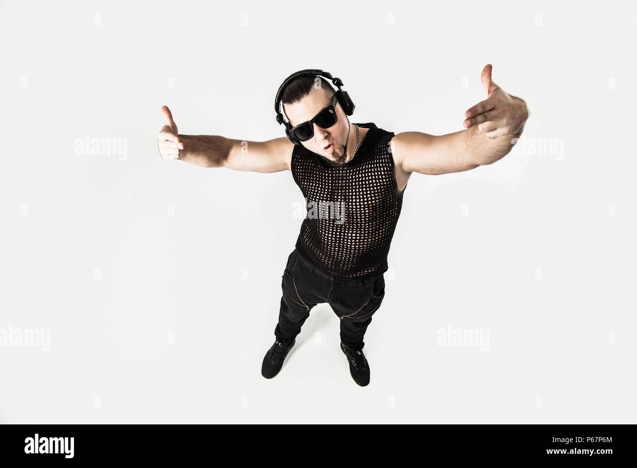 Emozionale e DJ carismatico rapper - con le cuffie su un leggero Foto Stock