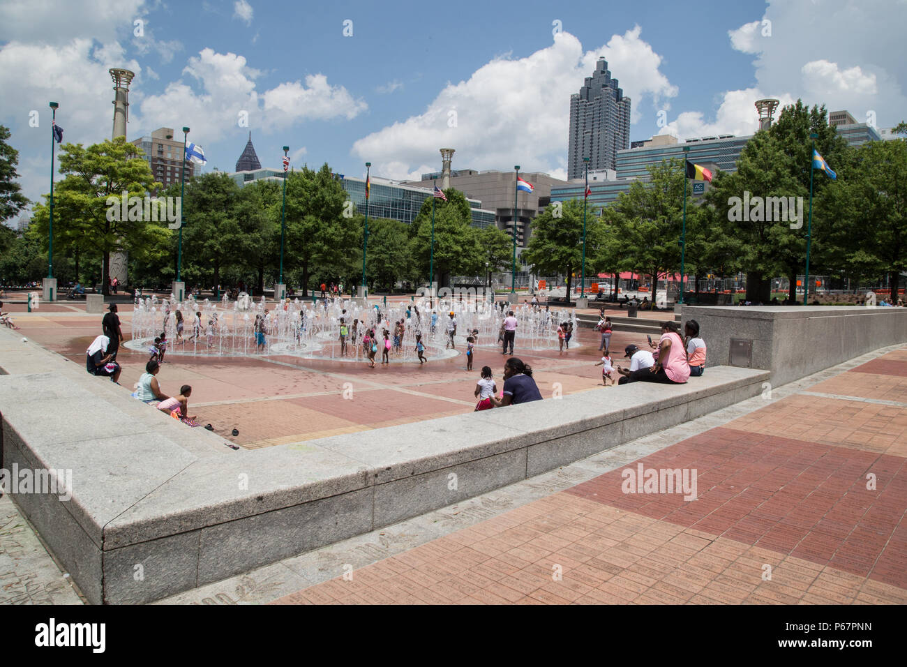Bambini godendo la fontana in Centennial Park, Atlanta Foto Stock