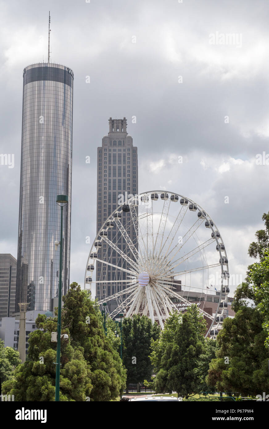 Atlanta Centennial Park con vista del cielo Atlanta ruota panoramica Ferris Foto Stock