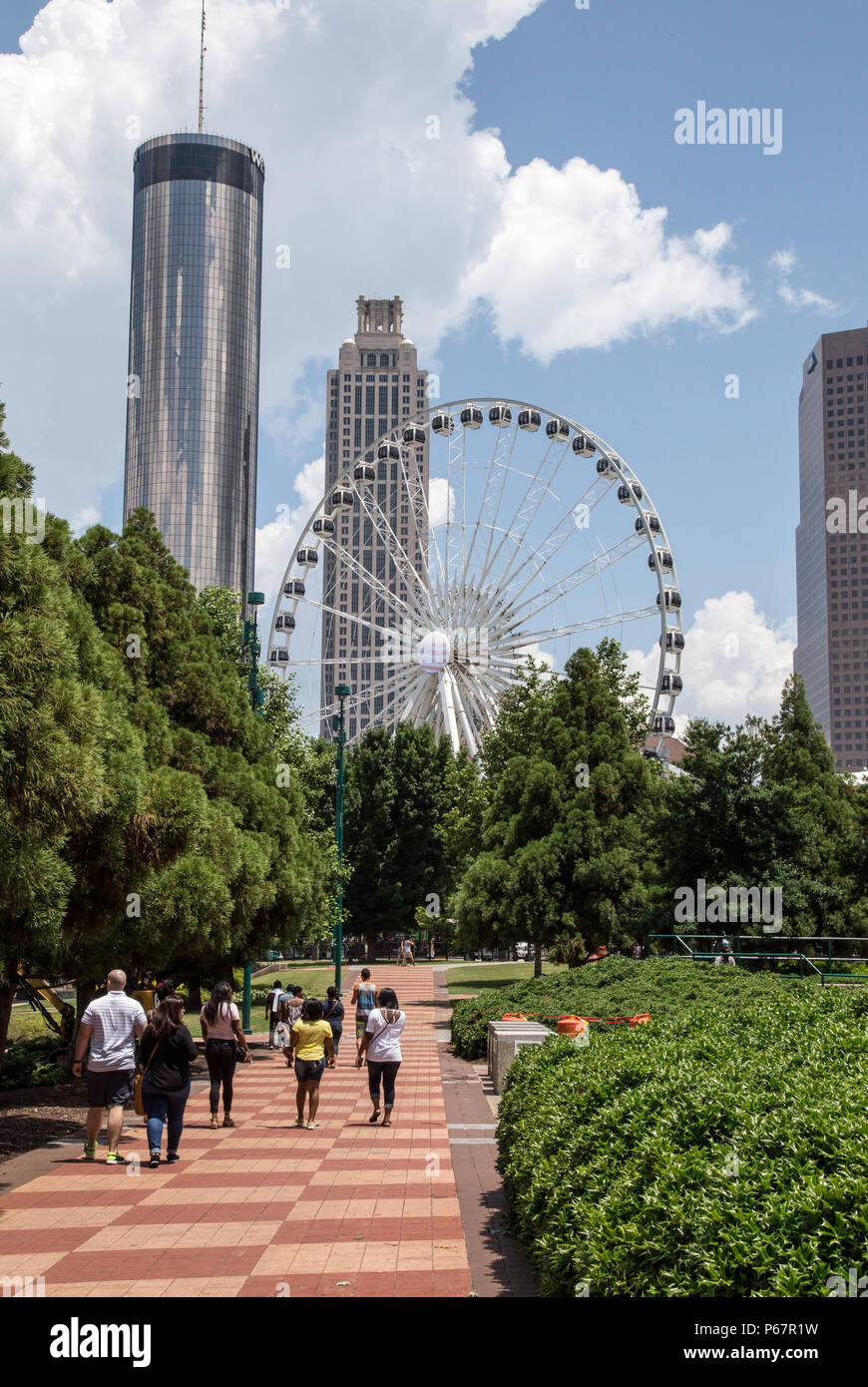 Atlanta Centennial Park con vista del cielo Atlanta ruota panoramica Ferris Foto Stock