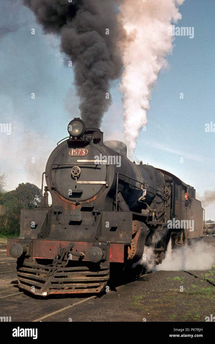 Olavarria depot cantiere il 17 marzo 1979 con 15B Classe 4-8-0 No.1573 costruito per il Buenos Aires & grande sud della linea ferroviaria nel 1948 dalla Vulcan Foundry. Foto Stock