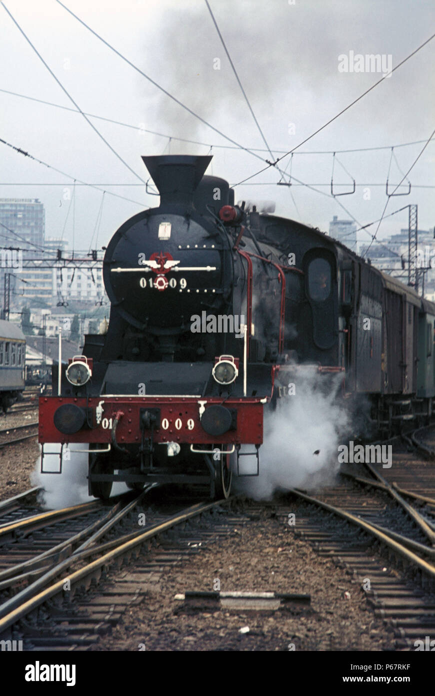 Uno degli ultimi superstiti della bella serbo O1 Classe 2-6-2s si diparte da Belgrado locale con un treno passeggeri lunedì 31 luglio 1972. Foto Stock