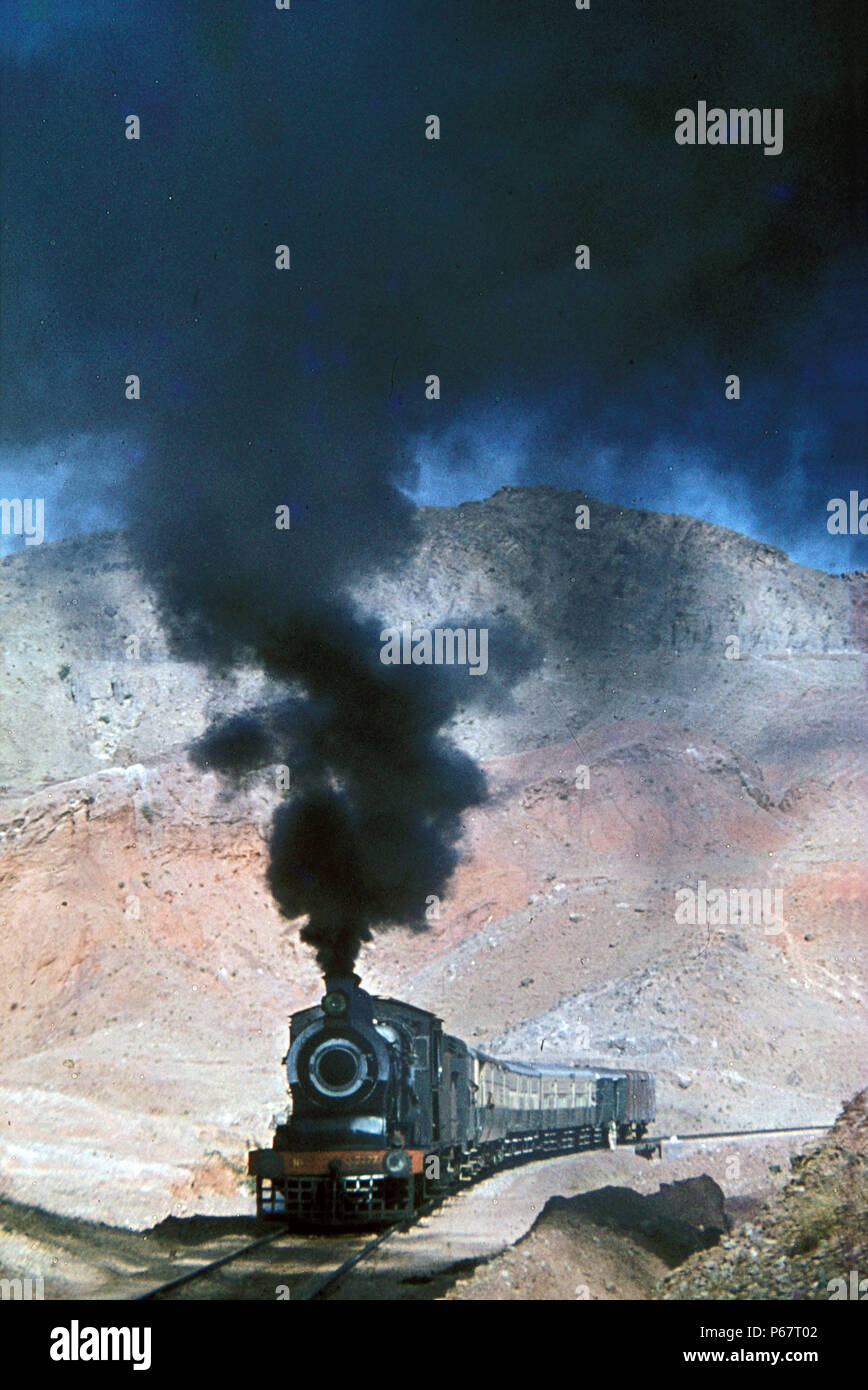 Il Pakistan del ferroviario SGS Classe British costruito all'interno del cilindro 0-6-0 No.2477 con il 14/00 treno da Khewra Ð Dandot venerdì 21 gennaio 1977. Foto Stock