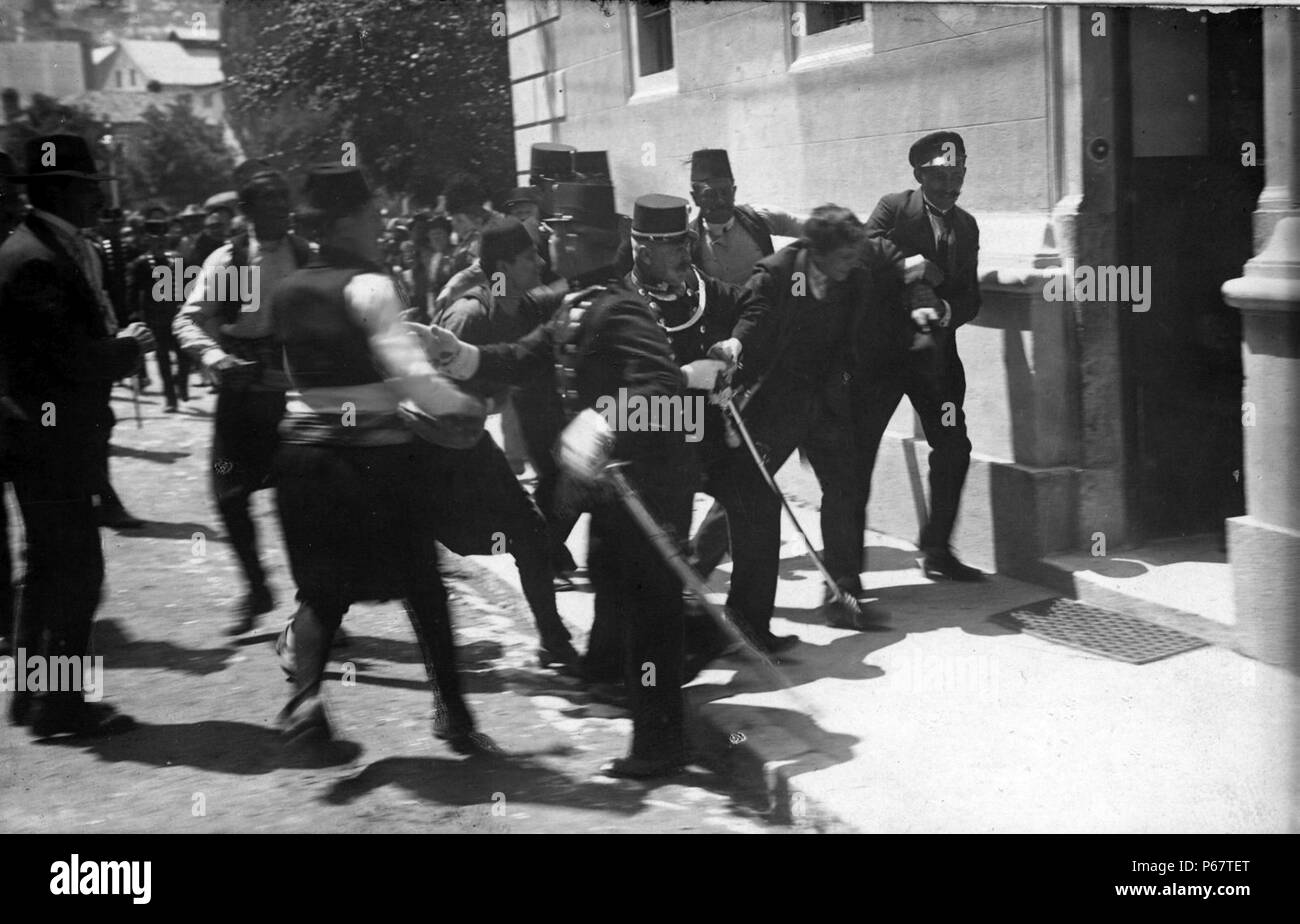 Fotografia dell'arresto di Gavrilo Princip (1894-1918) dopo l'assassinio dell'arciduca Francesco Ferdinando di Austria (1863-1914). Datata 1914 Foto Stock