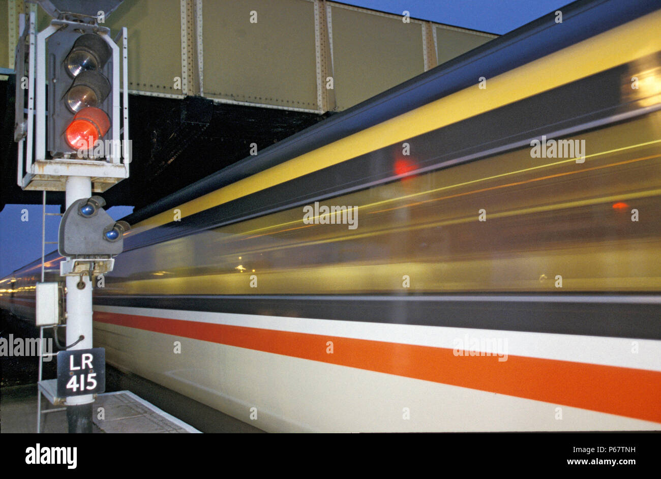 Treno in movimento e segnale rosso. C1993 Foto Stock