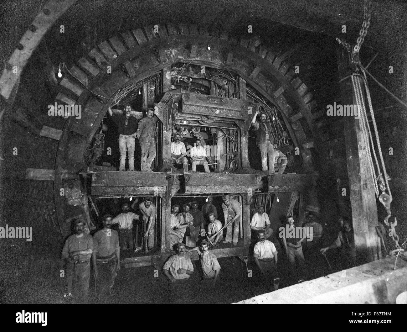 Fotografia di uomini al lavoro sulla Central line della metropolitana di Londra. Datata 1898 Foto Stock