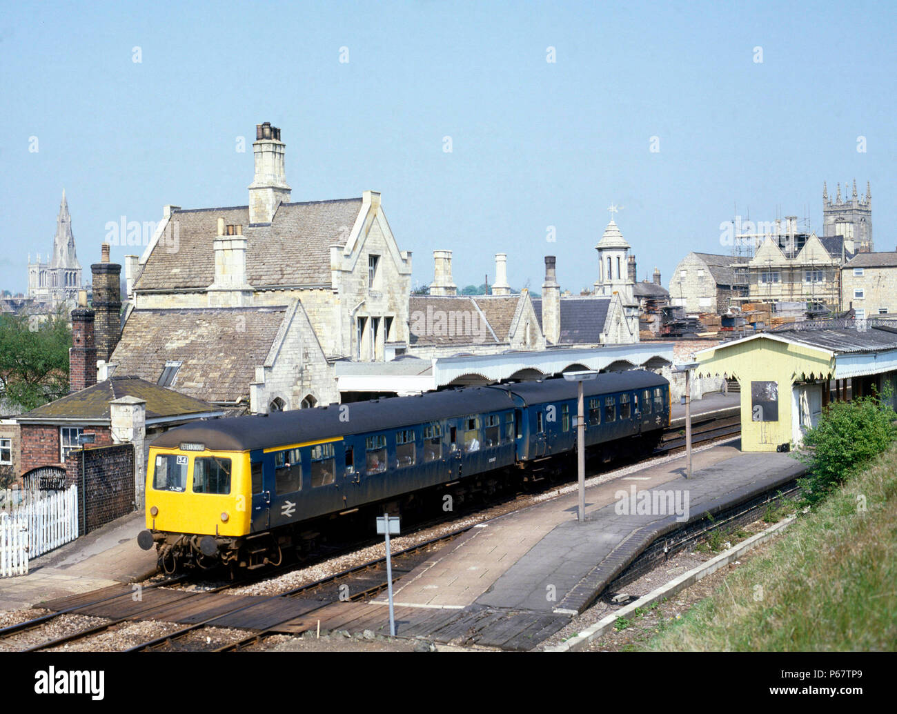Stazione Stamfurd.14:35 Leicester a Peterborough D.M.U. arriva alla piattaforma 1. 11.05.1981. Foto Stock