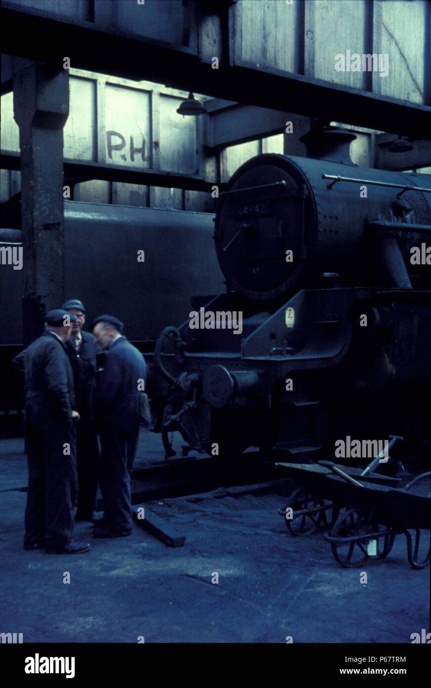 Locomotiva a vapore depot installatori impegnati in una conversazione a Wigan molle deposito di diramazione. Ex LMS Stanier nera 5 in background. 1967. Foto Stock