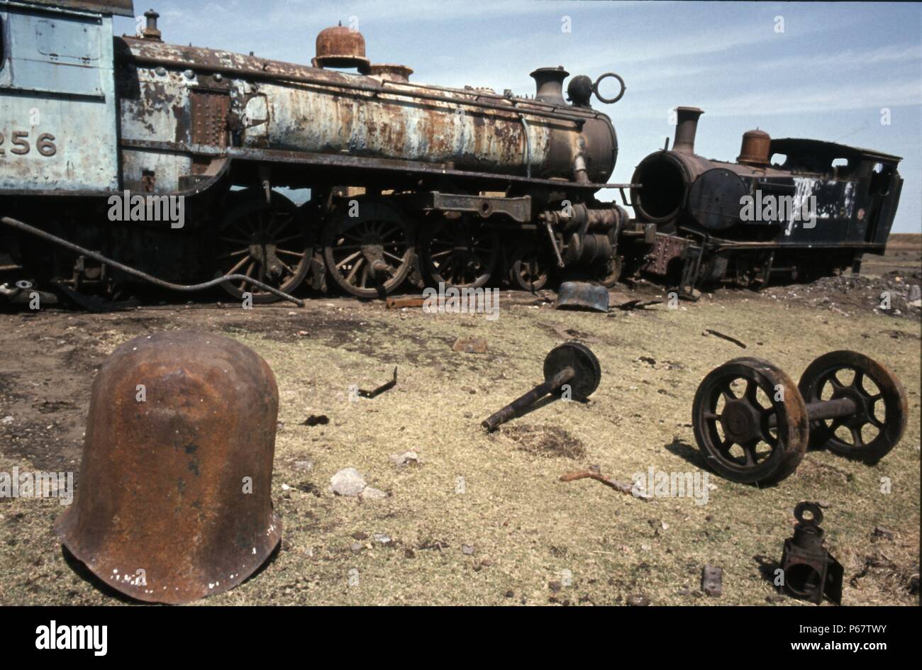Sudan Ferrovie Pacific n. 256 e 0-6-0T n. 7 sulla discarica di Sennar Jubction lunedì 10 gennaio 1983. Foto Stock