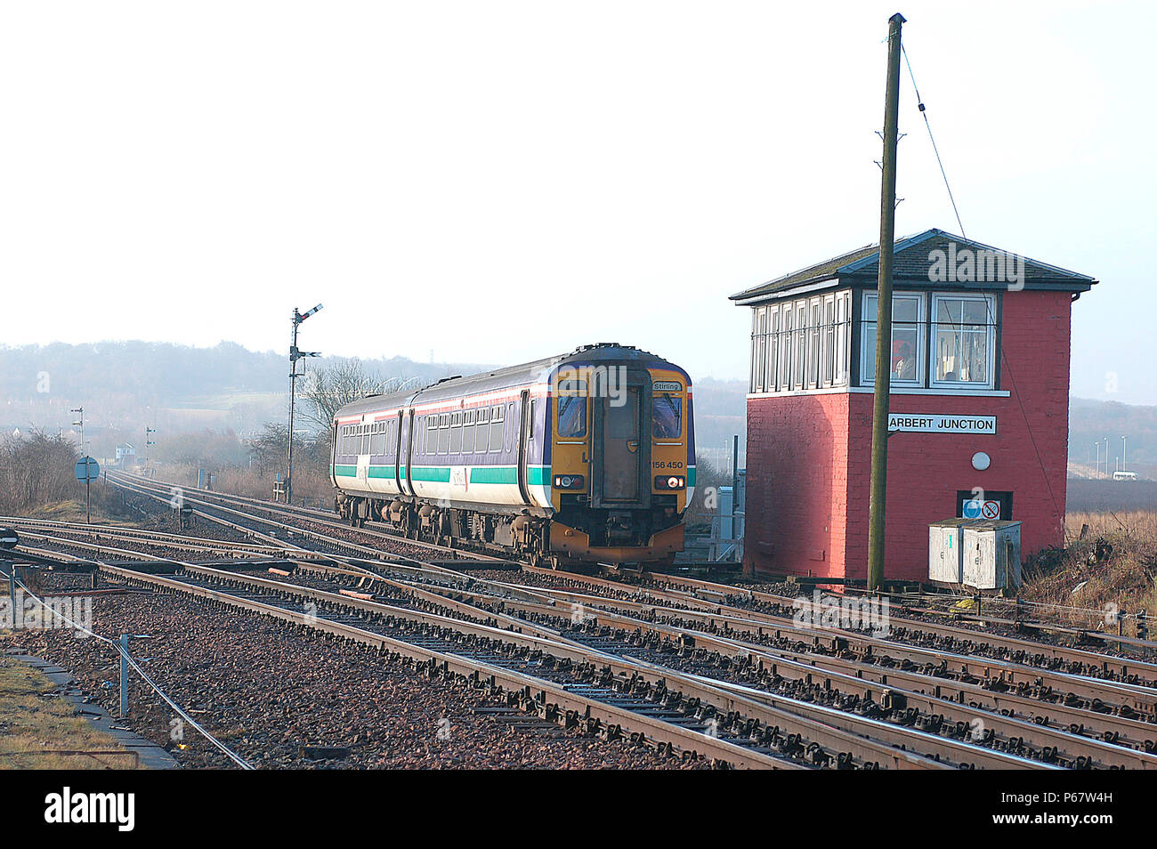 La classe 156 flotta di ScotRail è una visione comune sui servizi fuori di Glasgow Queen St stazione comprendente questo servizio locale di Stirling visto approachin Foto Stock