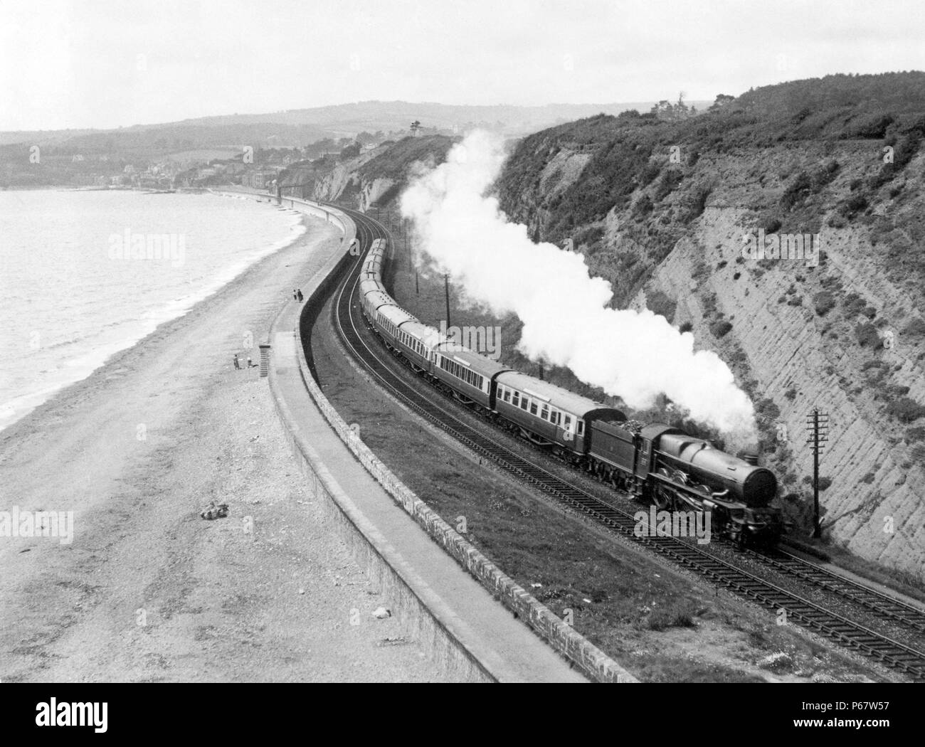 Il Cornish Riviera Express sul mare a Dawlish parete. c1938 Foto Stock