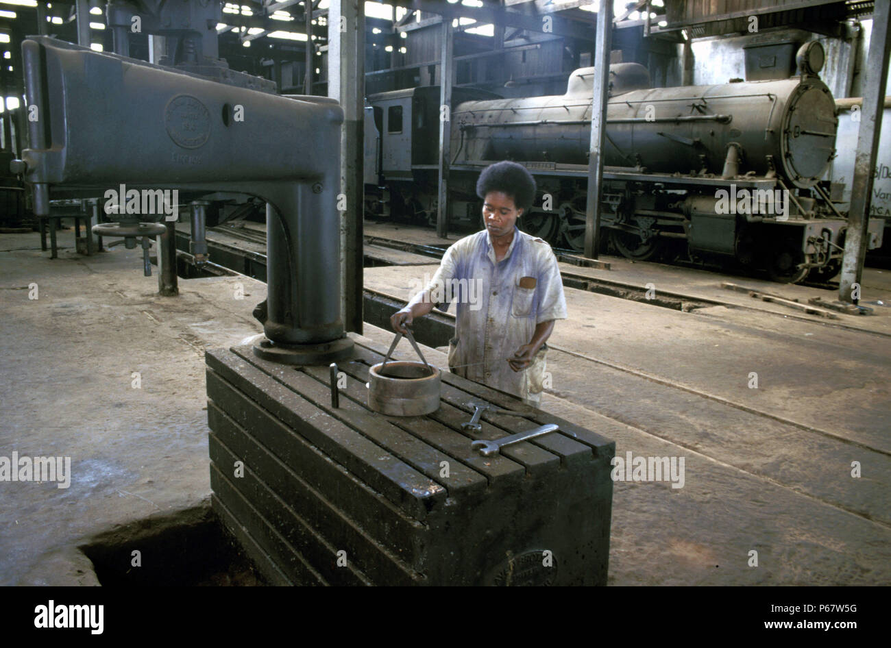 Il Craven macchina da taglio ad Accra il vapore capannoni. Charlotte Sowah prende misurazioni come una fonderia Vulcan 4-8-2 completo con camino Giest sorge in th Foto Stock