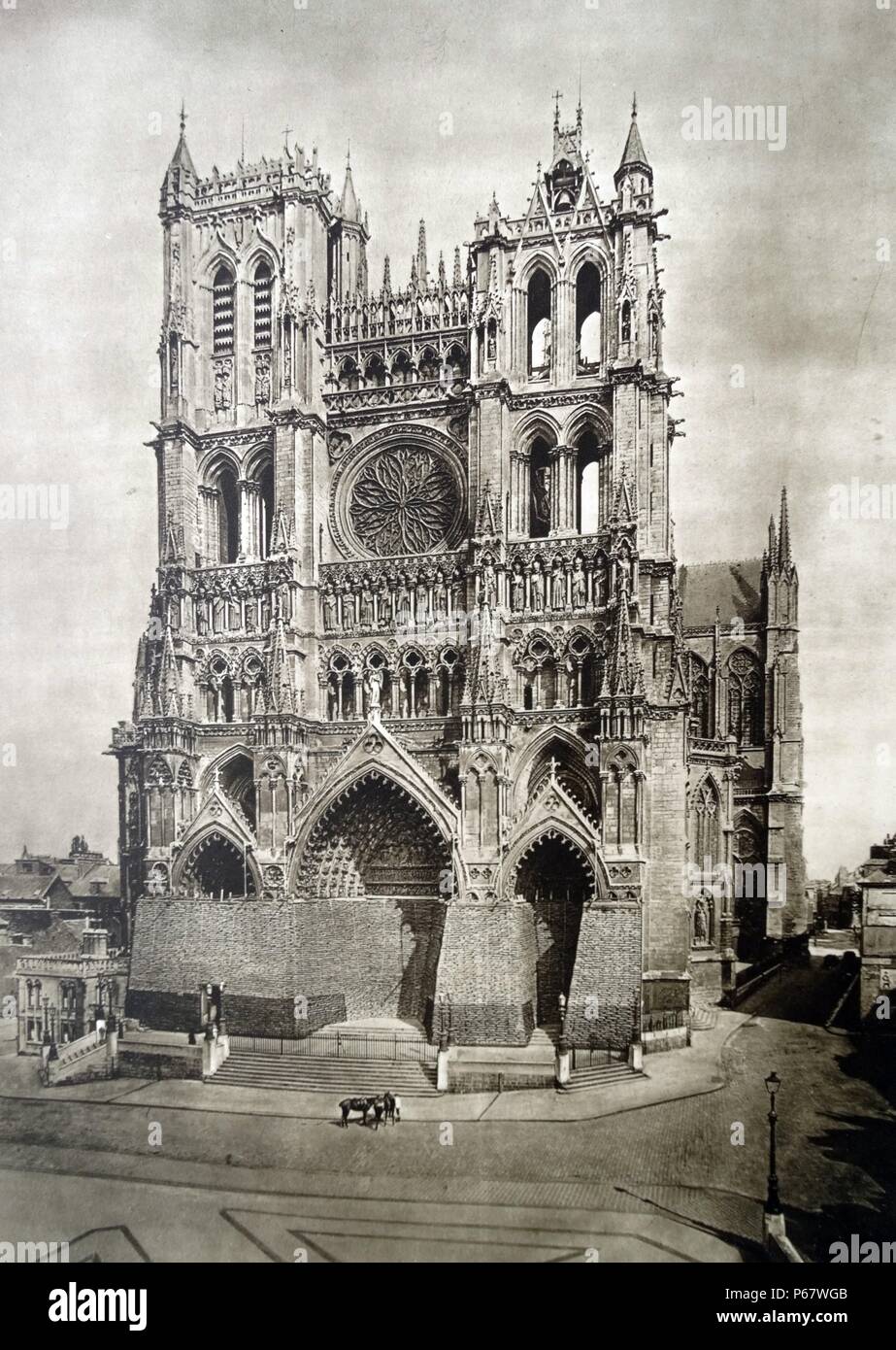 La Cattedrale di Nostra Signora di Amiens protetti da danni da sacchetti di sabbia durante la prima guerra mondiale. 1917 Foto Stock