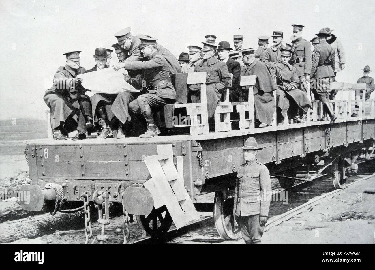 Siamo generale Pershing con il Segretario della guerra Newton Baker in Francia rivedere posizioni durante la Prima Guerra Mondiale Foto Stock