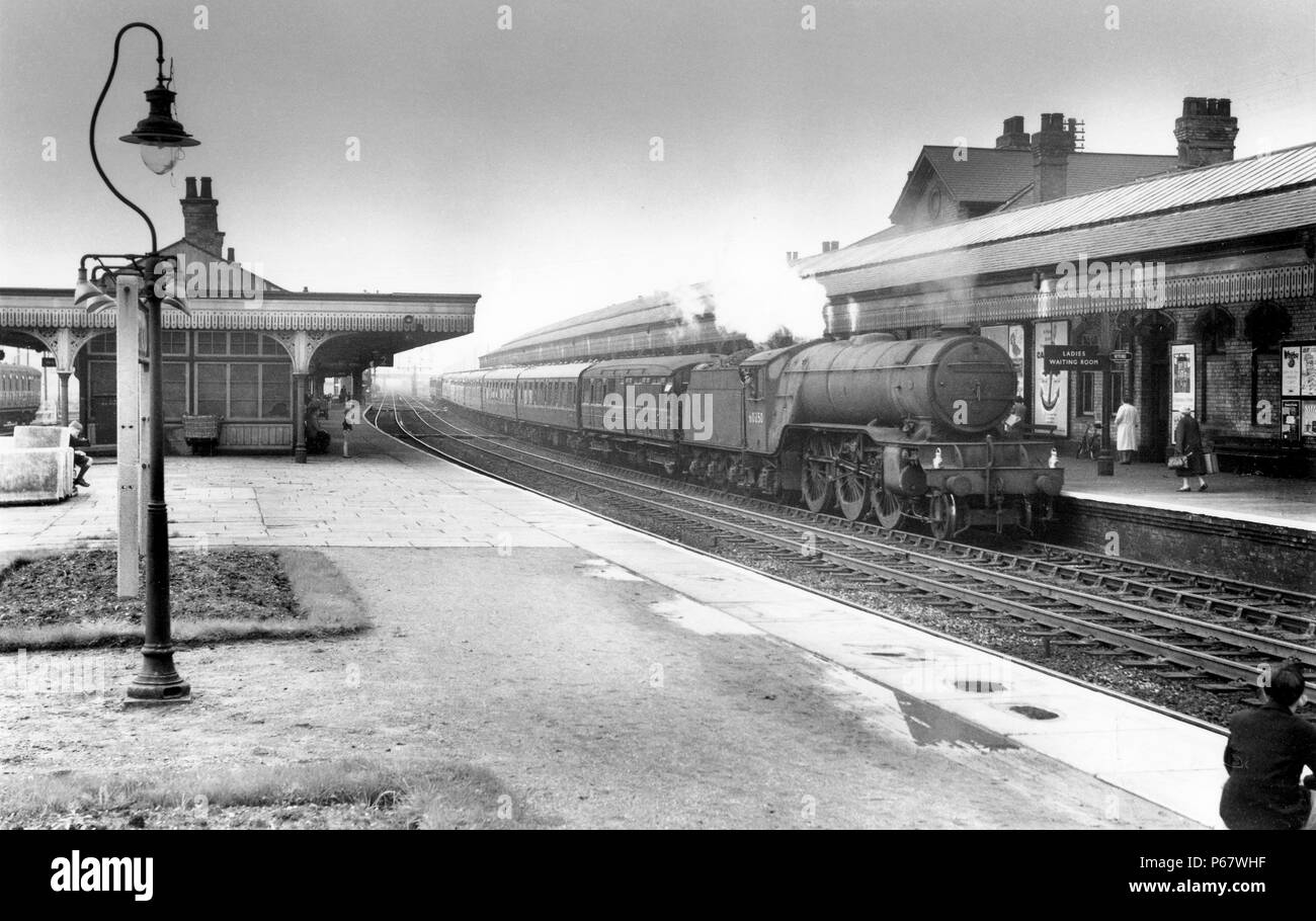 Il basso edificio tettoia di Retford stazione sulla East Coast Main Line è ospite a Gresley V2 Class 2-6-2 No.60850 intensamente di essere guardato da tre ragazzi Foto Stock