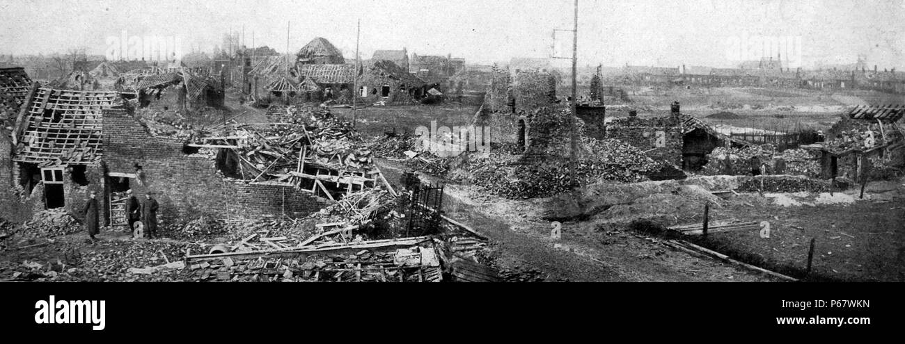 La Prima guerra mondiale: Il villaggio in rovina di Vermelles, Francia Foto Stock