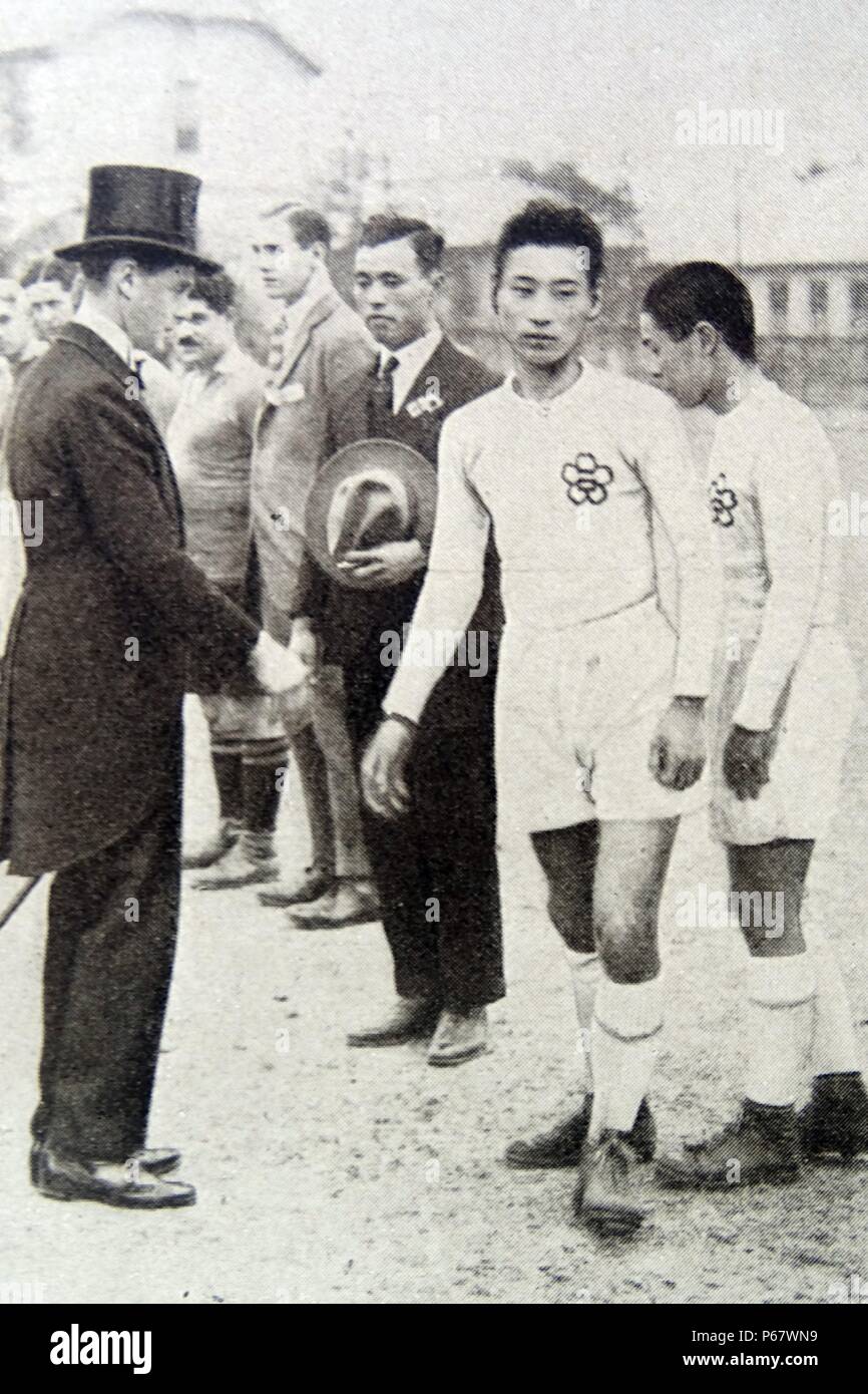 Prince Edward (più tardi Edward VIII della Gran Bretagna, saluta calciatori giapponese durante una visita a Tokyo Foto Stock