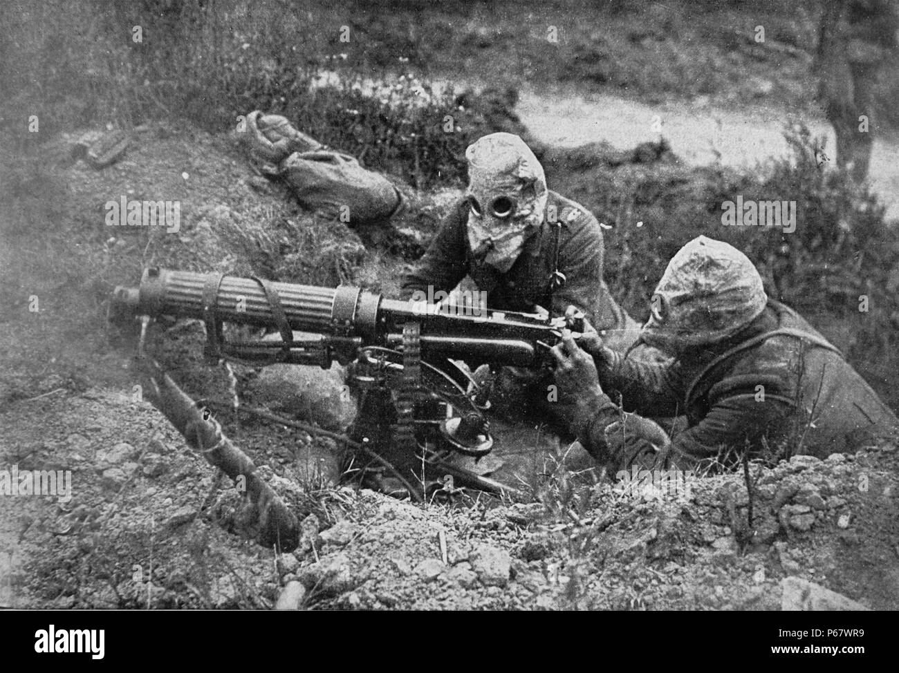 Luglio 1916, Ovillers, Battaglia delle Somme, la prima guerra mondiale. British gunners scopo una macchina Vickers gunThey indossare i caschi di protezione contro attacchi di gas Foto Stock