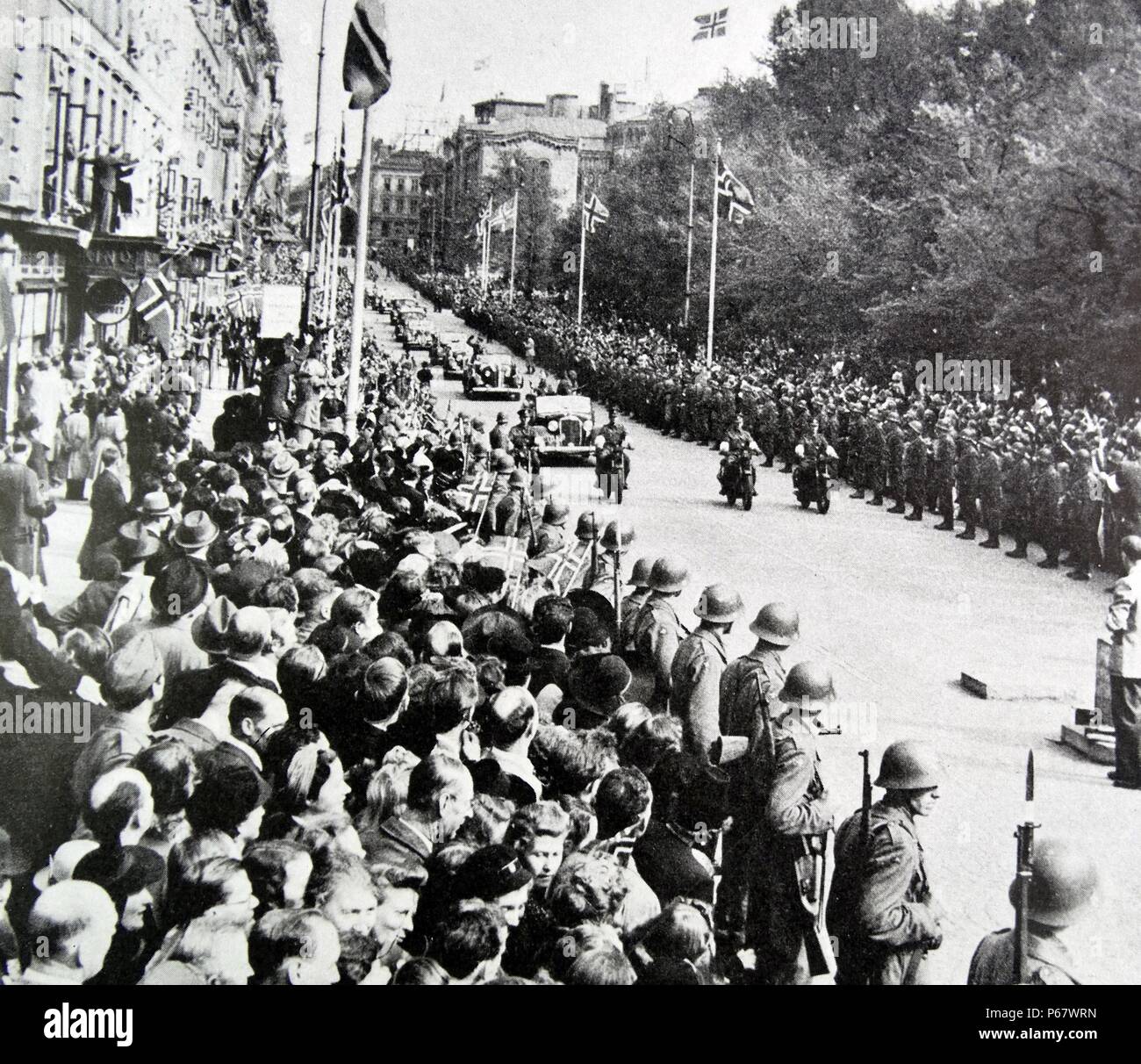 Folle di giovani norvegesi raccogliere in Karl Johan street a Oslo, per festeggiare la liberazione di Norvegia dopo la Seconda Guerra Mondiale Foto Stock