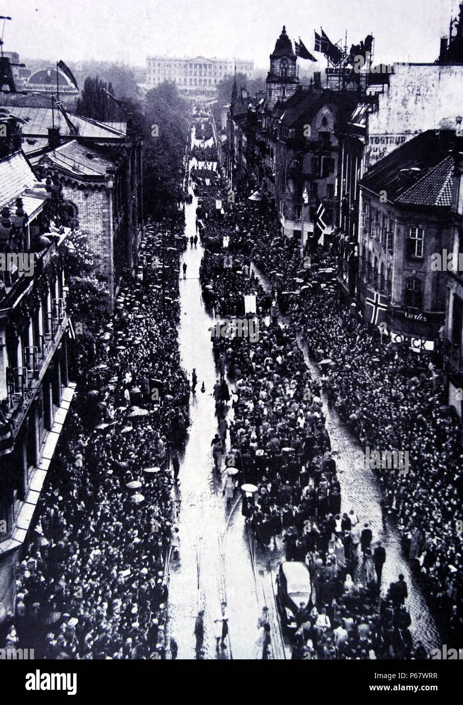 Folle di giovani norvegesi raccogliere in Karl Johan street a Oslo, per festeggiare la liberazione di Norvegia dopo la Seconda Guerra Mondiale Foto Stock