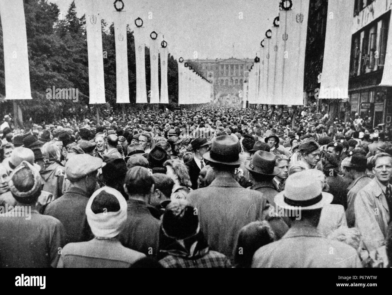 La Folla di norvegesi si radunano in Oslo, per festeggiare la liberazione di Norvegia dopo la Seconda Guerra Mondiale Foto Stock