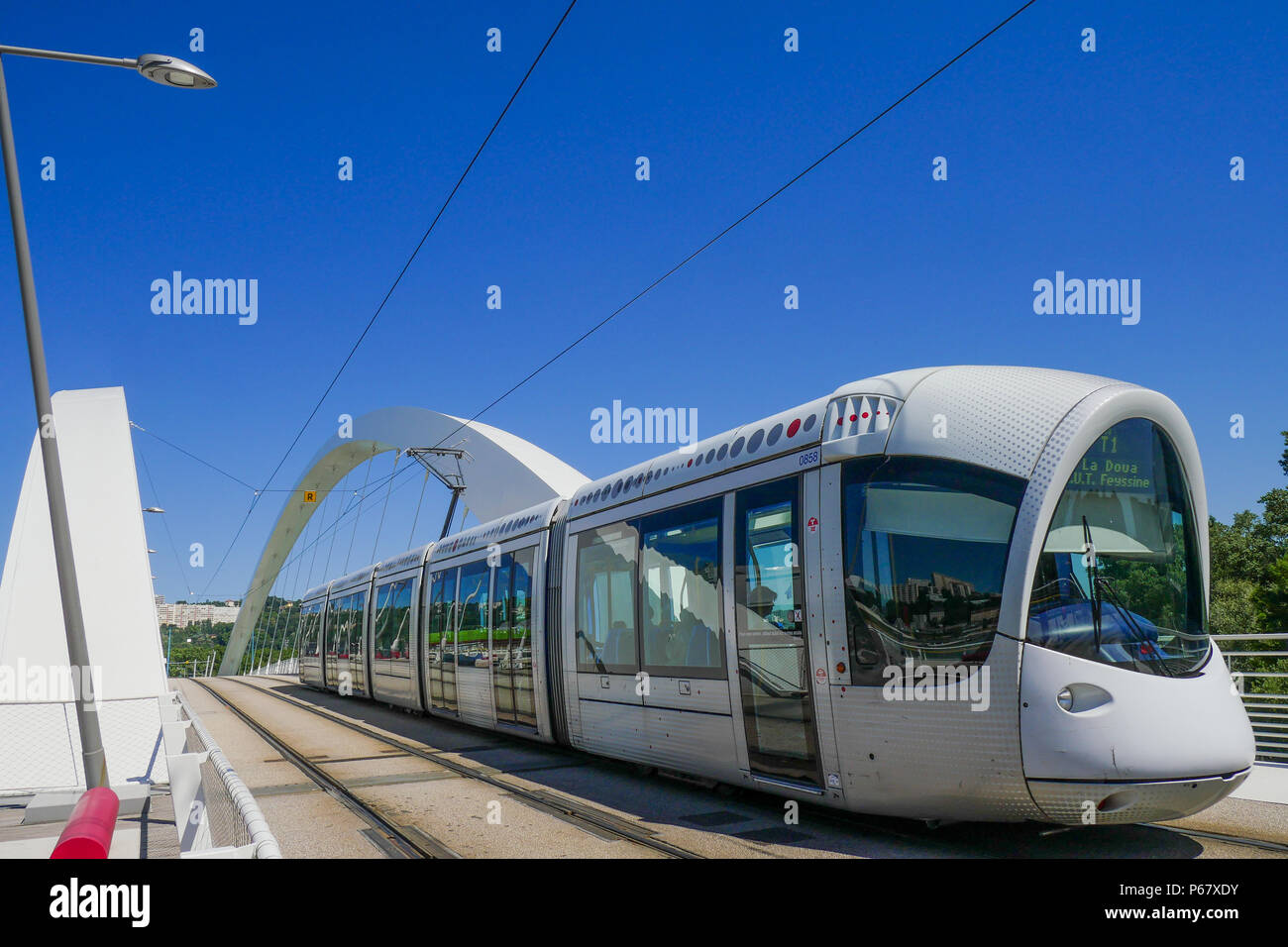 Linea T1 tramvia unità su Raymond Barre bridge, Lione, Francia Foto Stock
