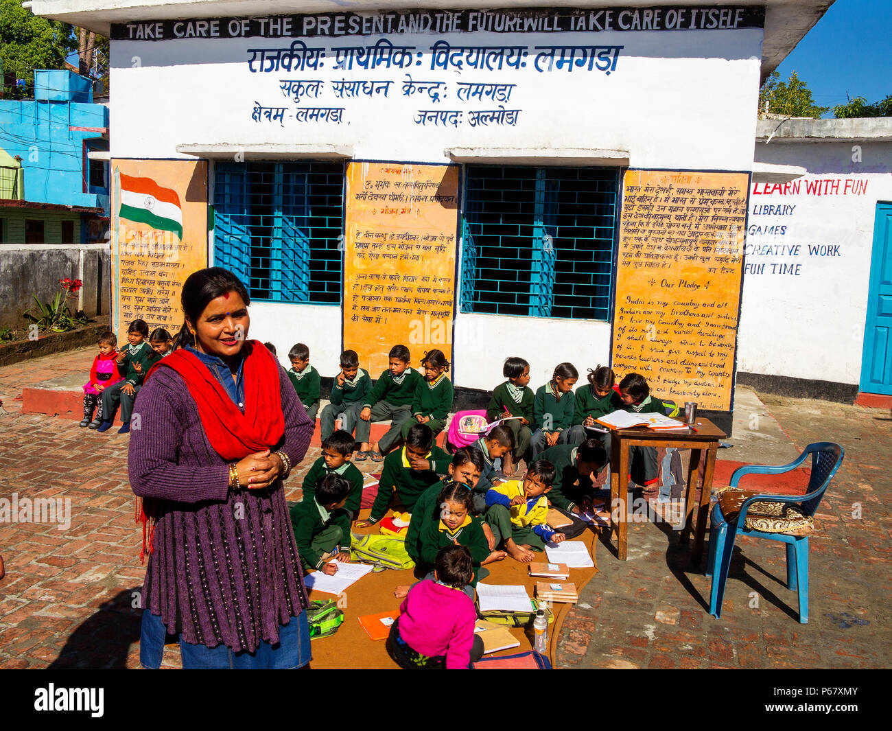 I bambini a scuola al remoto villaggio Lamgara, Kumaon Hills, Uttarakhand, India Foto Stock