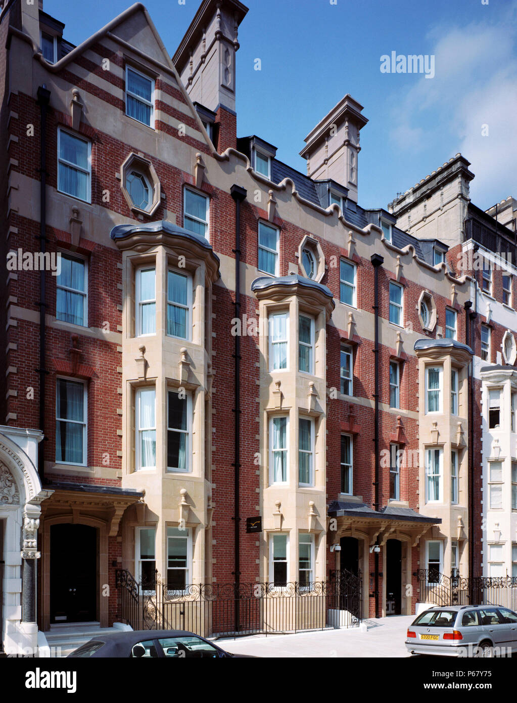 Moderna costruzione in stile tradizionale, nel cuore del quartiere di Westminster. Foto Stock