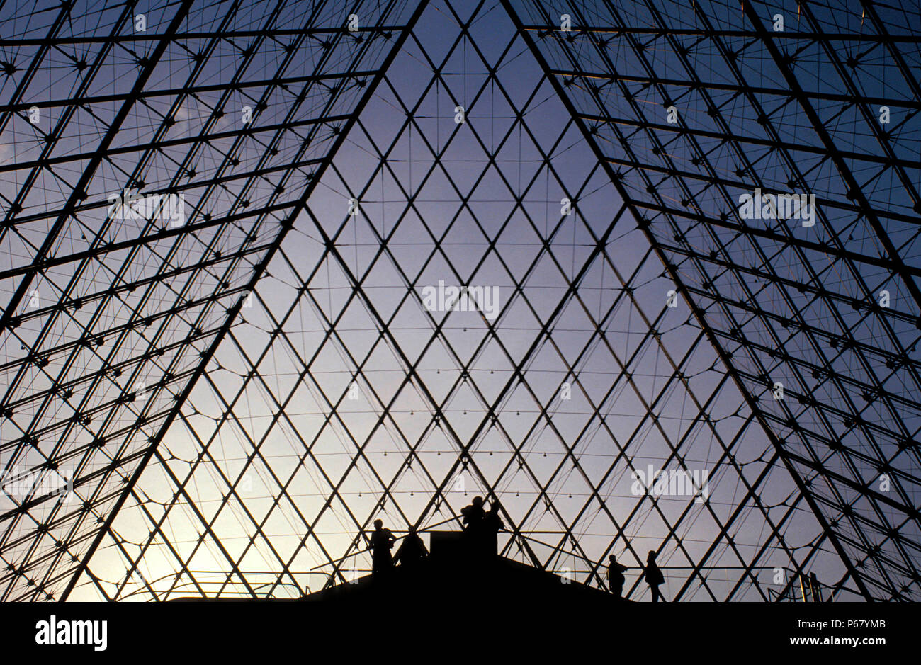 La piramide del Louvre. Parigi, Francia. Architetto: I.M Pei. Foto Stock