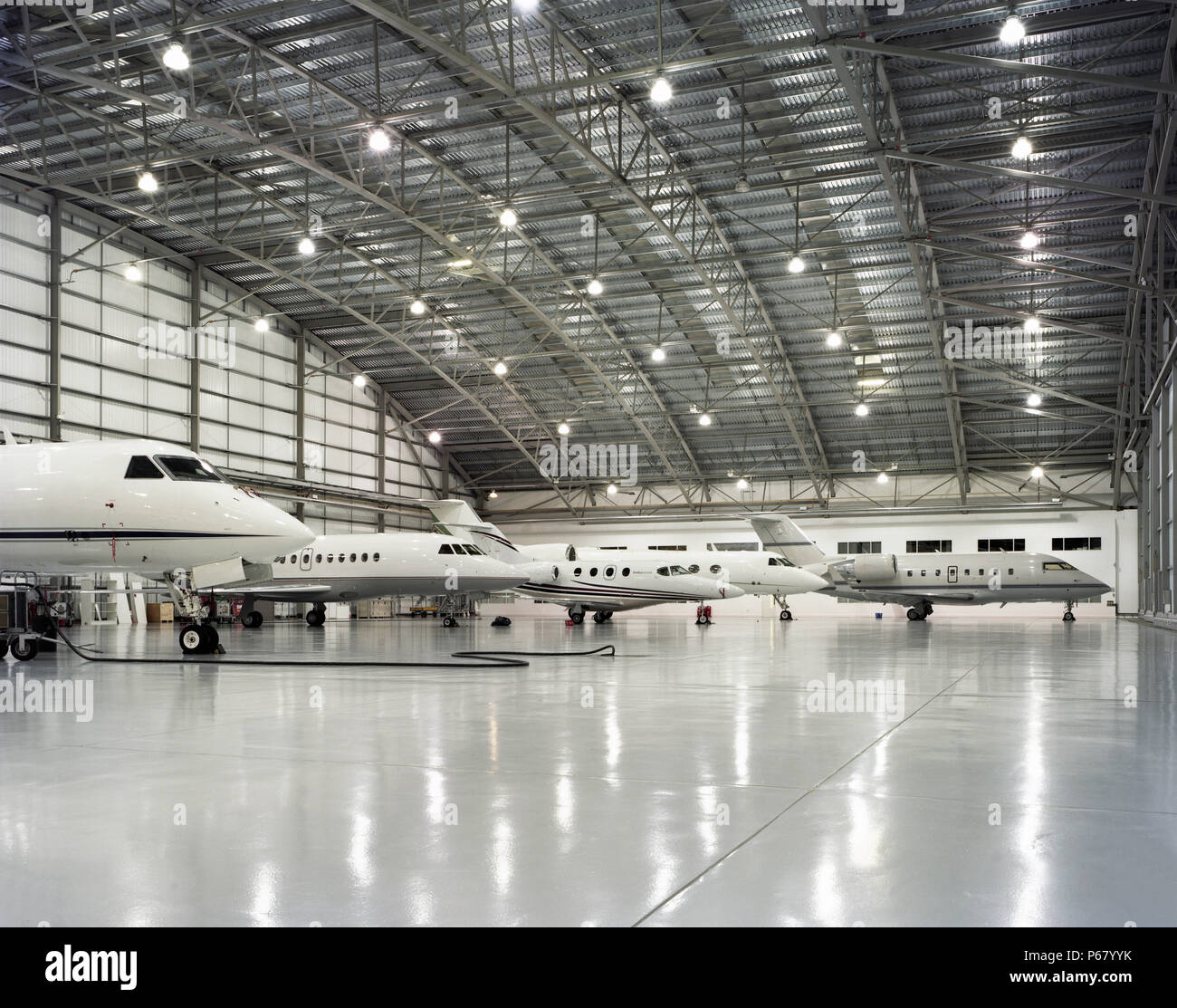 Aeroporto di Farnborough, hangar con getti. Progettato da 3d reid architetti. Foto Stock