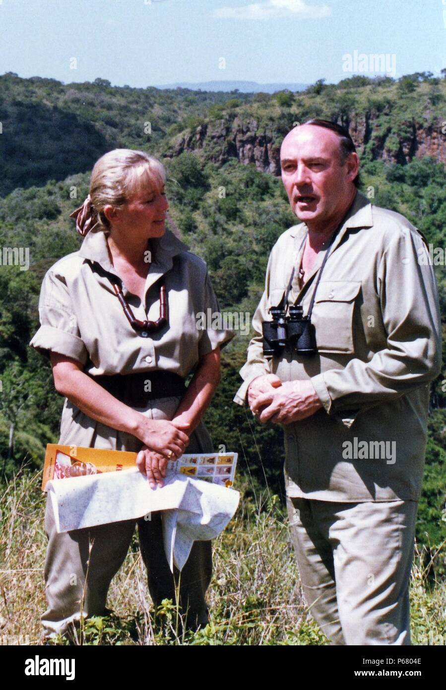 Desmond Morris con Sarah Kennedy e Michaela Deni a Nairobi in Kenya; per gli animali Roadshow sulla BBC TV, 1989. Foto Stock