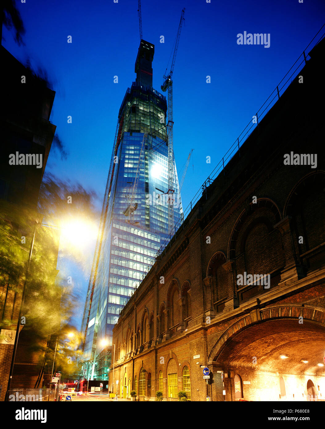 La Shard London; Night Shot dell'edificio più alto in Europa in costruzione. Foto Stock