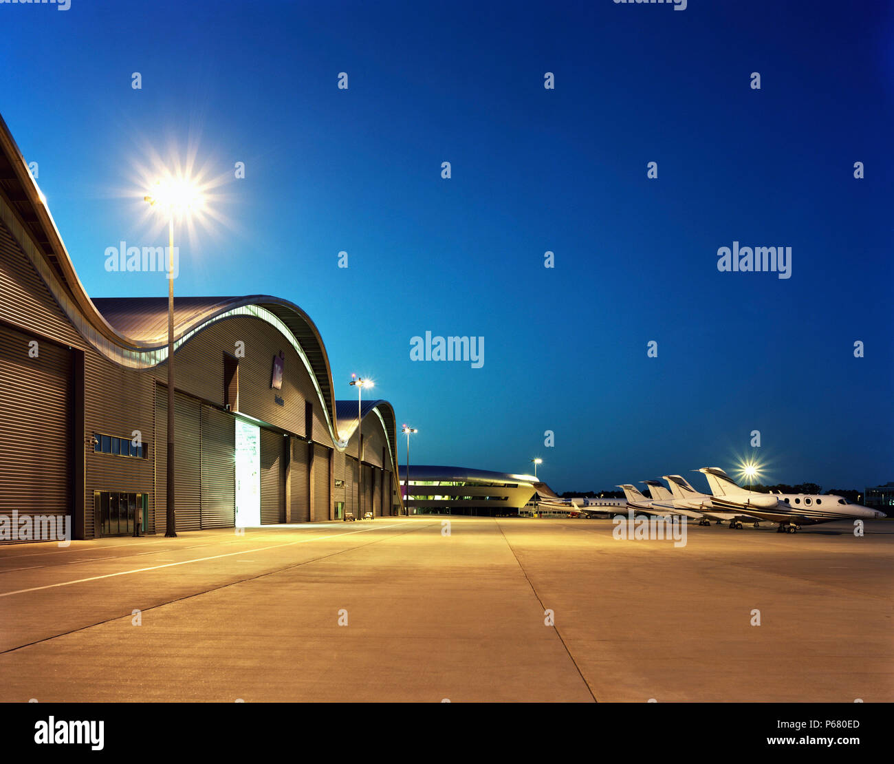 La torre di Farnborough airport e hangar con airoplane parcheggiata. Progettato da 3d reid architetti. Foto Stock