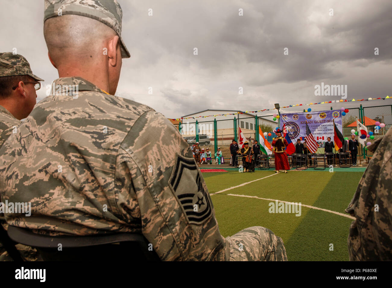 La Nazionale mongola il canto e la danza Ensemble eseguire la tradizionale musica mongola per la multinazionale partecipanti e illustri visitatori alla ricerca Khaan 2016 Salute Servizi Supporto innesto (HSSE) alla cerimonia di apertura per una scuola locale di Ulaanbaatar, in Mongolia, 23 maggio 2016. Ricerca Khaan 2016 è un annuale, multinazionale nelle operazioni di mantenimento della pace esercizio ospitato da Mongolo Forze Armate, co-sponsorizzata dall'U.S. Comando del Pacifico, e supportato dalla U.S. Esercito Pacifico e Stati Uniti Marine Corps forze, pacifico. Ricerca Khaan, nella sua XIV iterazione, è la pietra angolare per esercitare quest'anno la pace globale Foto Stock