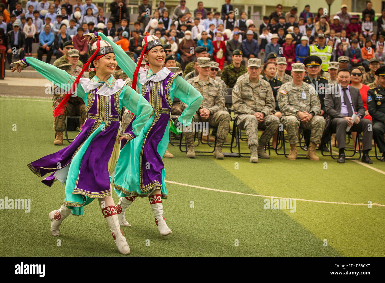 La Nazionale mongola il canto e la danza Ensemble eseguire la tradizionale danza della Mongolia per la multinazionale partecipanti e illustri visitatori alla ricerca Khaan 2016 Salute Servizi Supporto innesto (HSSE) alla cerimonia di apertura per una scuola locale di Ulaanbaatar, in Mongolia, 23 maggio 2016. Ricerca Khaan 2016 è un annuale, multinazionale nelle operazioni di mantenimento della pace esercizio ospitato da Mongolo Forze Armate, co-sponsorizzata dall'U.S. Comando del Pacifico, e supportato dalla U.S. Esercito Pacifico e Stati Uniti Marine Corps forze, pacifico. Ricerca Khaan, nella sua XIV iterazione, è la pietra angolare per esercitare quest'anno il pisello globale Foto Stock