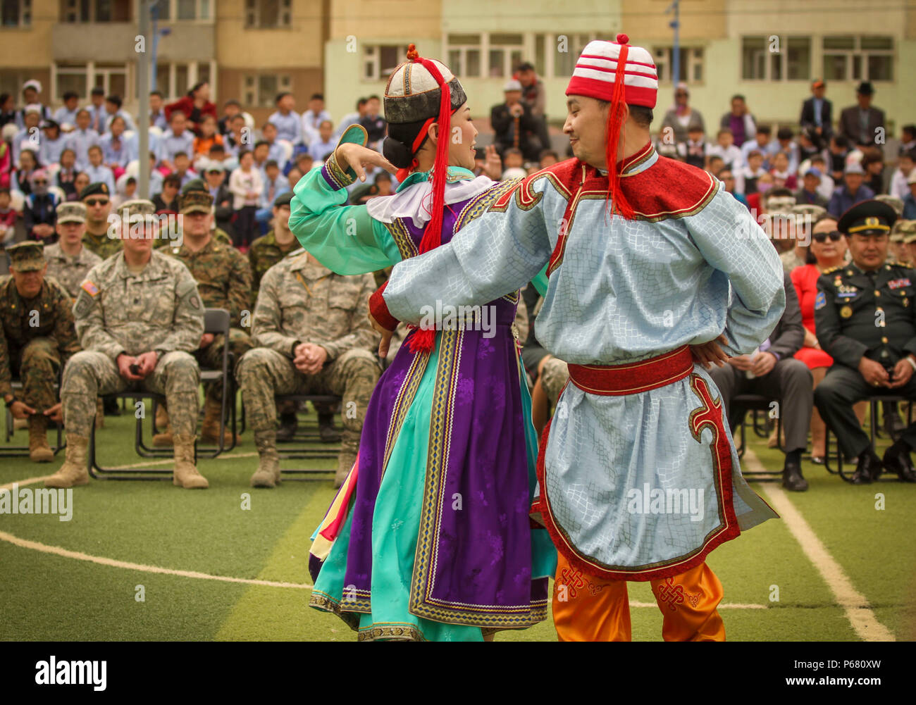 La Nazionale mongola il canto e la danza Ensemble eseguire la tradizionale danza della Mongolia per la multinazionale partecipanti e illustri visitatori alla ricerca Khaan 2016 Salute Servizi Supporto innesto (HSSE) alla cerimonia di apertura per una scuola locale di Ulaanbaatar, in Mongolia, 23 maggio 2016. Ricerca Khaan 2016 è un annuale, multinazionale nelle operazioni di mantenimento della pace esercizio ospitato da Mongolo Forze Armate, co-sponsorizzata dall'U.S. Comando del Pacifico, e supportato dalla U.S. Esercito Pacifico e Stati Uniti Marine Corps forze, pacifico. Ricerca Khaan, nella sua XIV iterazione, è la pietra angolare per esercitare quest'anno il pisello globale Foto Stock