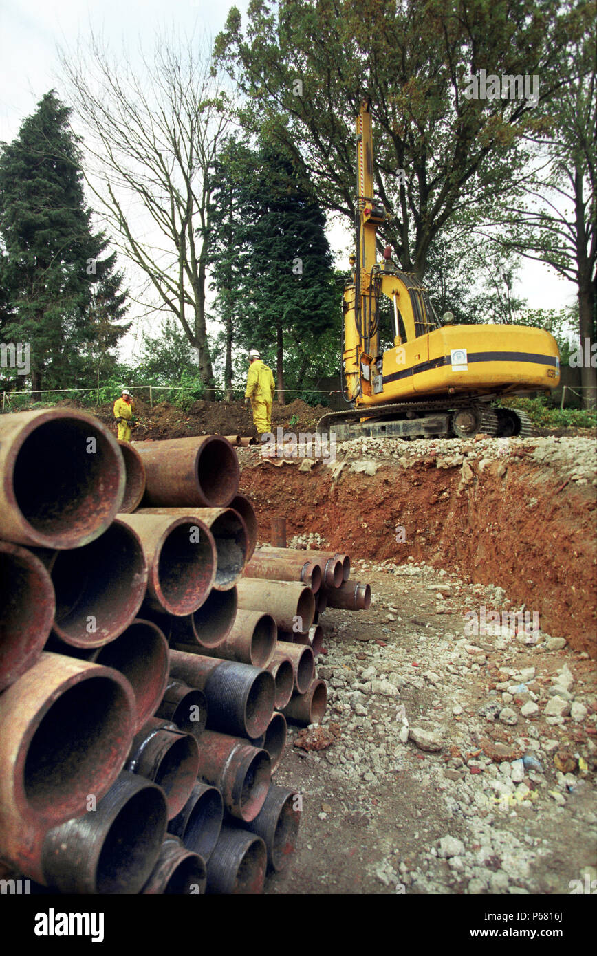 Ingegneria di fondazione. Stabilizzazione del suolo e conficcando pali in corso. Foto Stock